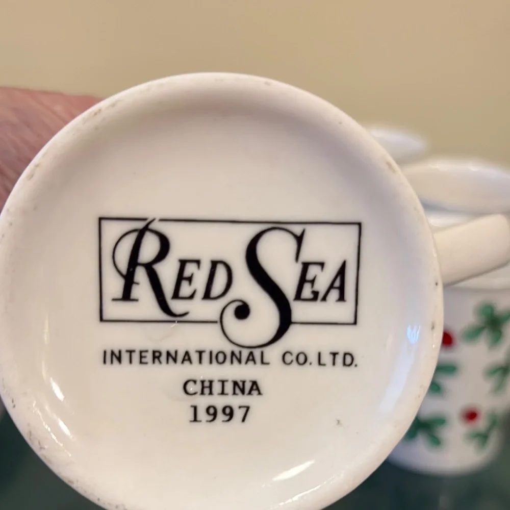 Vintage Red Sea Intl Shamrocks and Ladybug Ceramic Mug Set. 5 mugs. - Picture 4 of 6